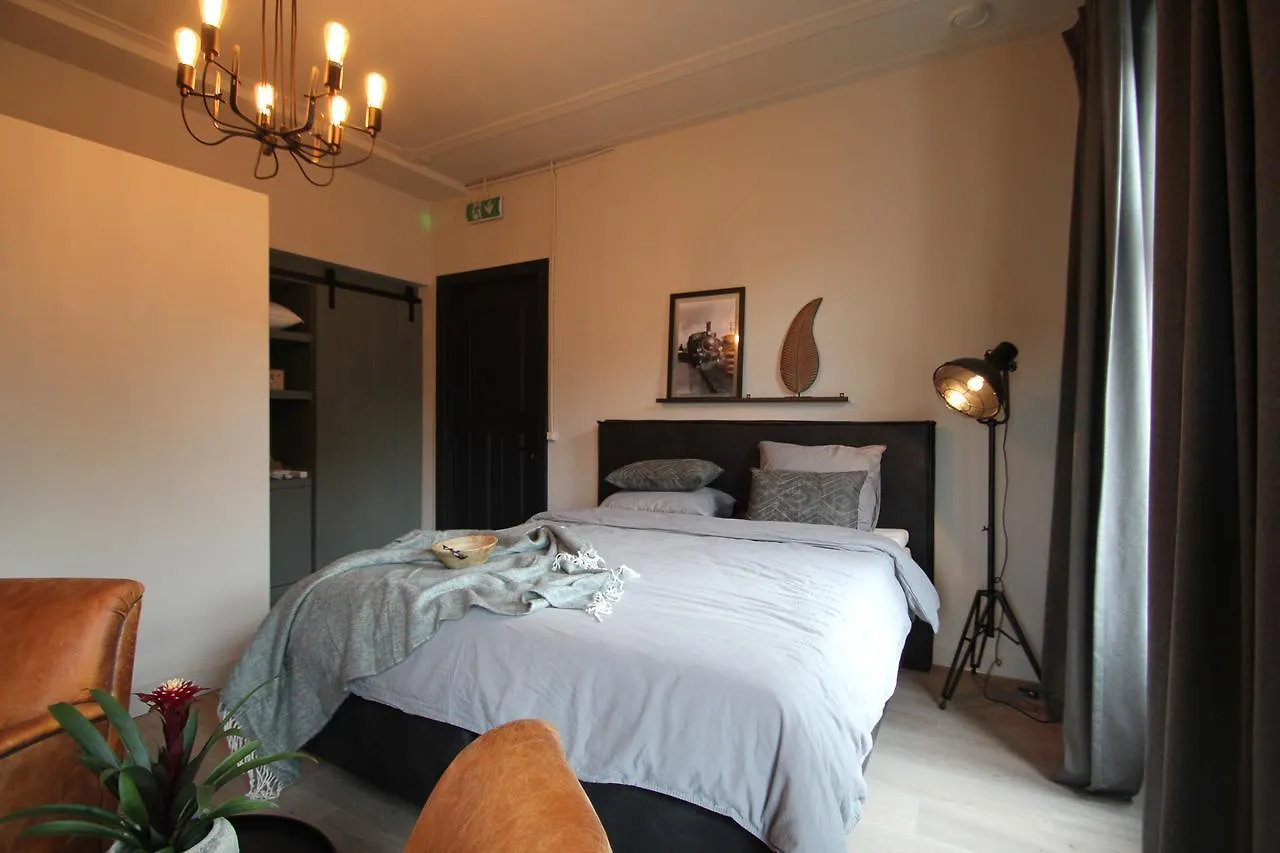Het Spoorhuis Uithoorn Bed & Breakfast